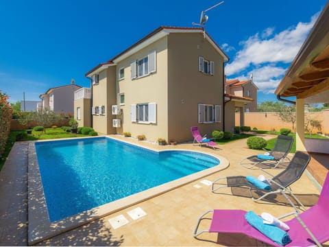 Water, Plant, Building, Sky, Property, Swimming Pool, Window, Cloud, Azure, House