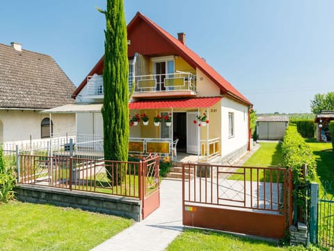 Sky, Plant, Property, Window, Building, Tree, House, Land Lot, Wood, Cottage