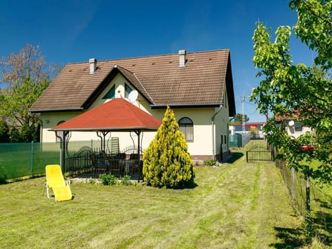 Plant, Sky, Property, Building, Green, Tree, House, Natural Landscape, Land Lot, Grass