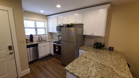 Fully Equipped Kitchen~ Both Traditional Drip and Keurig Single Serve Coffee Maker