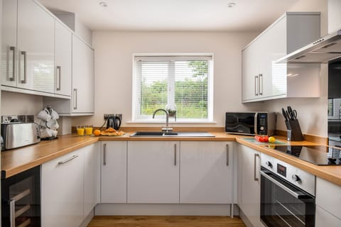 Luxury kitchen integrated dishwasher fridge/freezer, washer/dryer & wine cooler