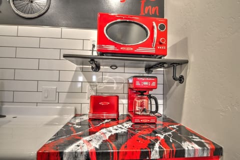 Kitchenette with mini fridge/freezer