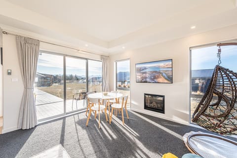Super House - 2 Bedroom Lounge