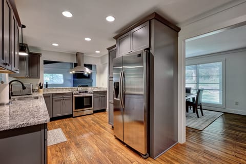 Wonderful kitchen with granite counter tops