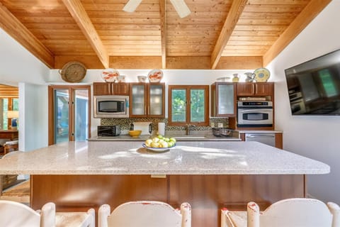 Kitchen w/Breakfast Bar