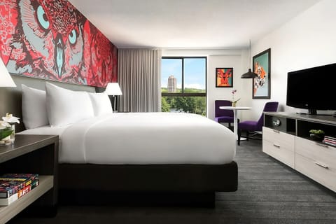 Unit with 1 King size bed. Exact unit will be assigned upon arrival. Views, colors and decor may vary.
