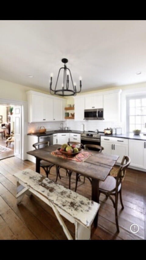 Fully equipped kitchen with seating for 7