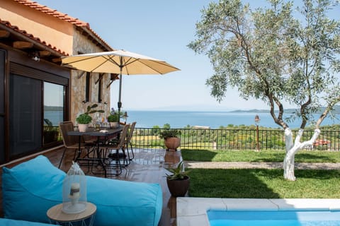 Eίναι μια τριώροφη εξοχική κατοικία με ιδιωτικό κήπο και πισίνα (5x3) 