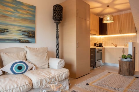 Στο ισόγειο υπάρχει σαλόνι και πλήρως εξοπλισμένη κουζίνα