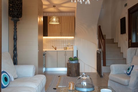 Στο ισόγειο υπάρχει σαλόνι και πλήρως εξοπλισμένη κουζίνα