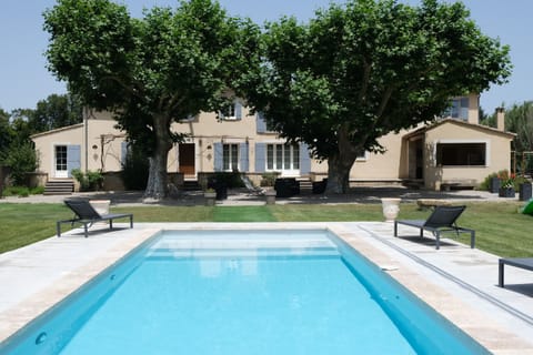 CAVAILLON vacation rental, Provençal farmhouse for rent with all comfort for 10 people. Online reservation with Plaisirs & Maisons de Provence
