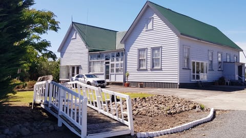 WHARE KURA - This Guest-Wing is 1/4 of the Old Aratapu School House