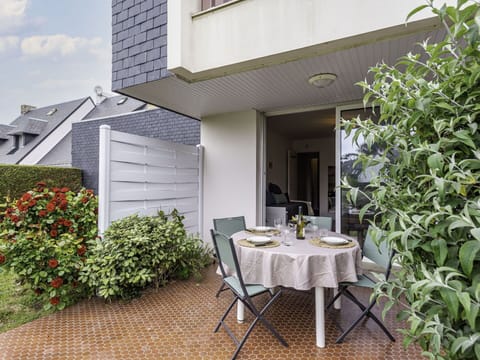 Plant, Property, Building, Furniture, Table, Chair, Cloud, Shade, Interior Design, Wall