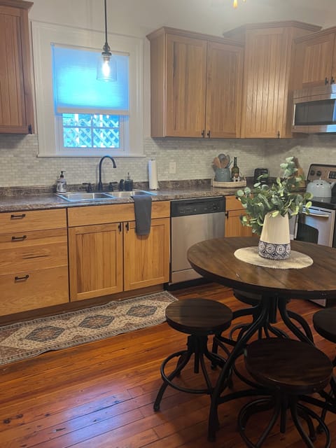 Fully stocked kitchen with eat-in dining