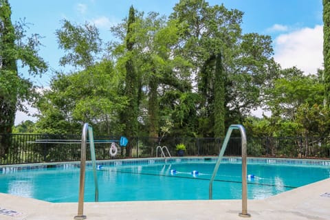 Guests of Bohicket Marina Condo are welcome to access the Bohicket Marina Village community pool.