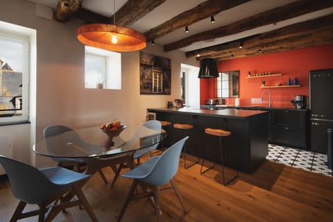 Fully equipped kitchen with island and breakfast table