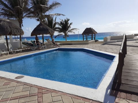 Nice pool next to the beach 