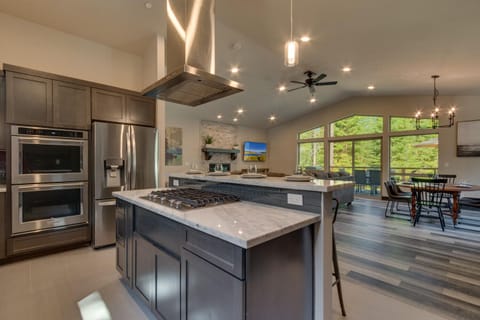 - Modern kitchen with island breakfast bar
- Stainless steel appliances and double oven
- Perfect for family cooking cabin stays