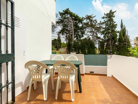 Furniture, Table, Property, Cloud, Sky, Building, Chair, Wood, Tree, Shade