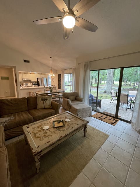 Views of the green space and golf course. The wildlife is so entertaining.