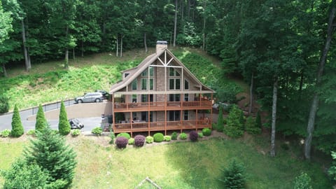 3-Level Mountain Home with double level parking and wrap around decks 