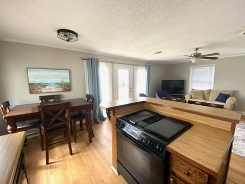 The Beach Barn - Dog-Friendly, Sleeps 10, Free Linen, Shibumi & RV Parking House in Surf City