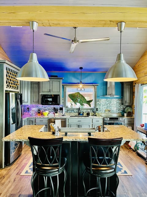 Kitchen & bar with seating for 6