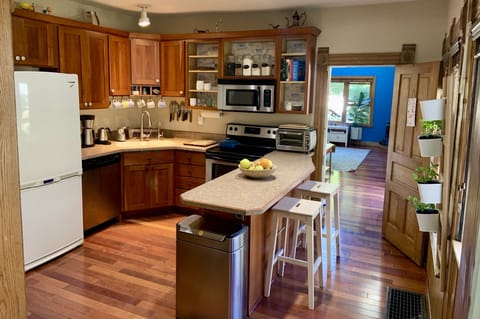 Full kitchen with dishwasher, coffee maker, toaster oven, RO-filtered water