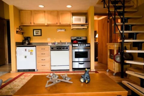 Fully equipped kitchen with cookware provided. Oil/vinegar, coffee, spices included