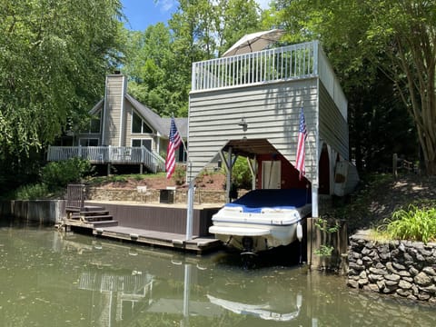 Lakefront Living in Quiet Canal of Lake Burton