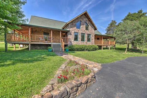 Berryville Vacation Rental | 4BR | 4BA | 3,000 Sq Ft | Stairs Required