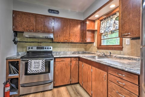 Kitchen | Drip Coffee Maker | Trash Bags/Paper Towels Provided