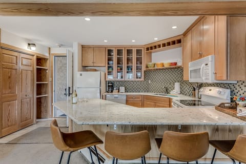 Full kitchen with counter seating