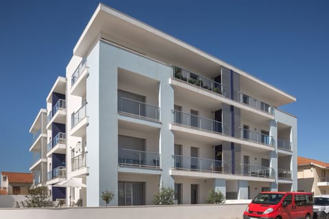 This modern apartment for rent, with 2 bedrooms and pool, is in Sao Martinho do Porto - Silver Coast, Portugal
