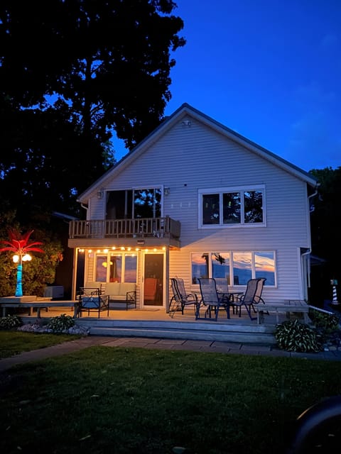 Lakeside living, deck, balcony, sleeps 8 adults plus 2 kids.