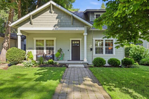 Downtown Garden home nestled among the trees around a beautiful part of town