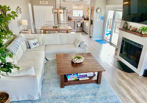 Relax, unwind, and enjoy yourselves in this spacious living area! 