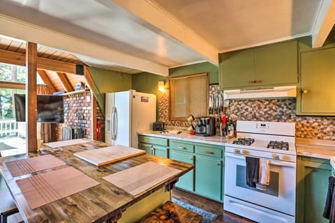 Fully Equipped Kitchen | Dishware & Flatware