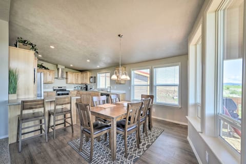 Dining Area | Dishware & Flatware Provided