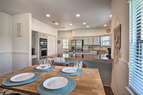 Dining Area | 1st Floor | Dishware/Flatware Provided