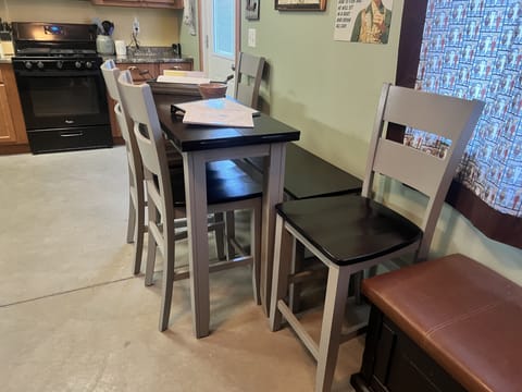 Expandable kitchen table