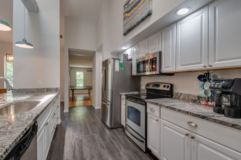 Granite & stainless steel appliances 