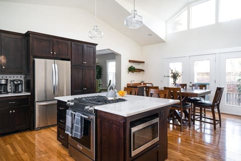 Well equipped, sunny chef's kitchen with microwave, stove top island