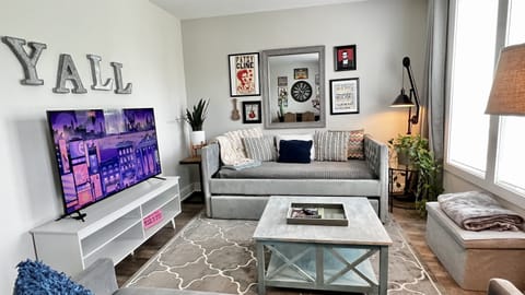 2 Twin beds+futon in Living room