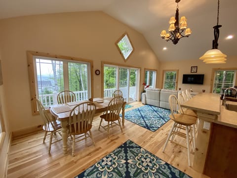 Kitchen Table/Dining Area