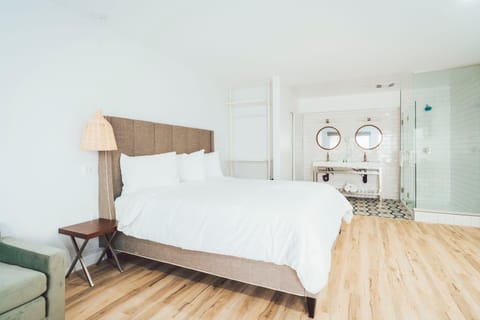 SKS - Superior Room, 1 King Bed with Sofa bed, Non Smoking image 3