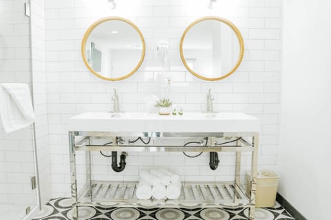 DQQ - Deluxe Double Room, 2 Queen Beds, Non Smoking image 5