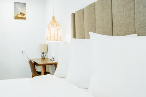 DQ -  Deluxe Room, 1 Queen Bed, Non Smoking image 5