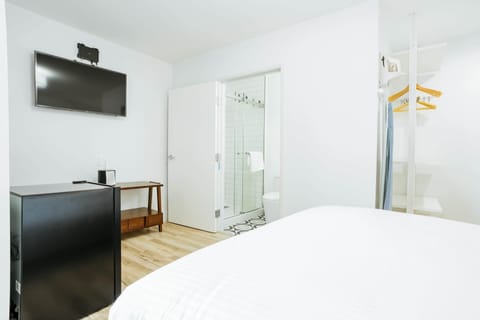 DQ -  Deluxe Room, 1 Queen Bed, Non Smoking image 3