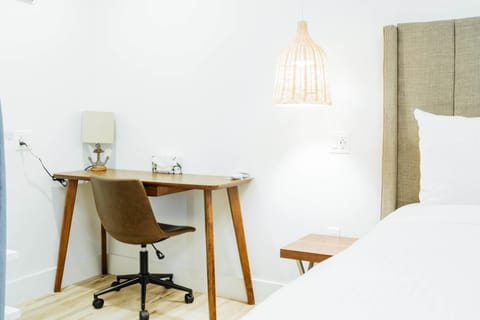 DK - Deluxe Room, 1 King Bed, Non Smoking image 4